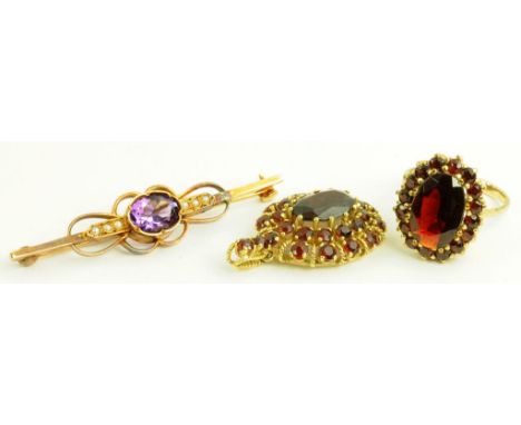 A GARNET RING AND PENDANT AND AN AMETHYST AND SPLIT PEARL SET GOLD BAR BROOCH, 13.9G