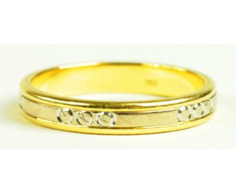 AN 18CT TWO COLOUR GOLD WEDDING RING, 3G
