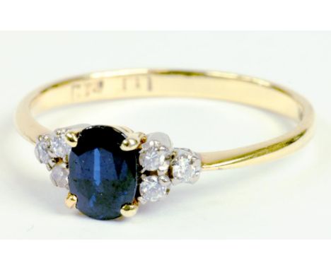 A SAPPHIRE AND DIAMOND RING IN GOLD, MARKED 14K, 2G