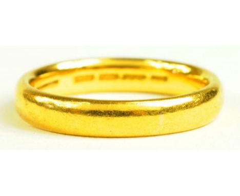 A 22CT GOLD WEDDING RING, 6.3G