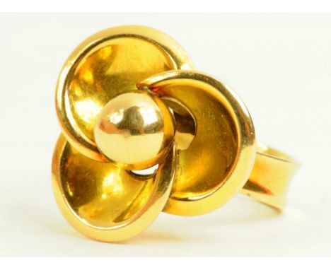 A GOLD TREFOIL RING, MARKED K18, 8G