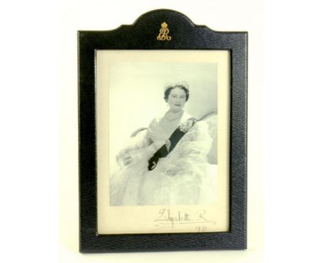 ROYAL.  A FINE  PHOTOGRAPH OF HM QUEEN ELIZABETH THE QUEEN MOTHER, SIGNED ON THE MOUNT ELIZABETH R AND DATED 1977, IN THE ORI