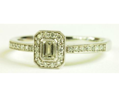 A DIAMOND RING, THE CENTRAL CLUSTER WITH EMERALD CUT DIAMONDS IN WHITE GOLD, MARKED 750, 4.1G