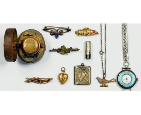 A SILVER LADY'S WRISTWATCH WITH TURQUOISE ENAMEL CHAPTER RING, A SILVER ENVELOPE POSTAGE STAMP CASE, CHESTER 1915, A GOLD BAR