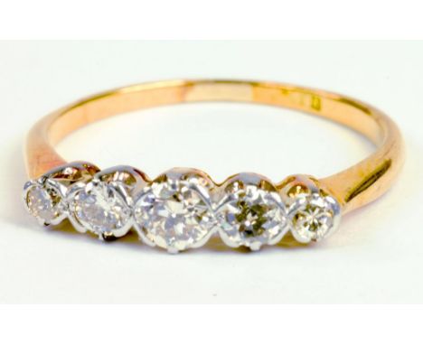 A DIAMOND FIVE STONE RING IN GOLD, MARKED 18C, 2.6G