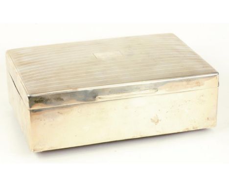 A GEORGE V SILVER CIGAR BOX, THE LID ENGINE TURNED, CEDAR LINED, MARKS RUBBED, LONDON 1927