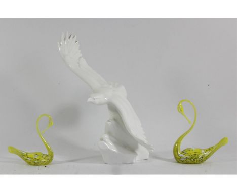 A Royal Doulton ceramic model of a bird in flight 'Soaring High' HN4087 stamped and signed to underside. 28cm tall, together 