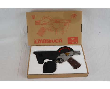 Boxed ltd edn 1:1 scale Planet Replicas Judge Dredd 2000AD MkII Lawgiver 250/450 in excellent condition