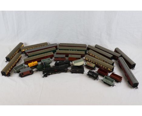 Collection of OO gauge model railway to include 15 x Triang coaches, 3 x engines featuring Triang Princess Elizabeth locomoti