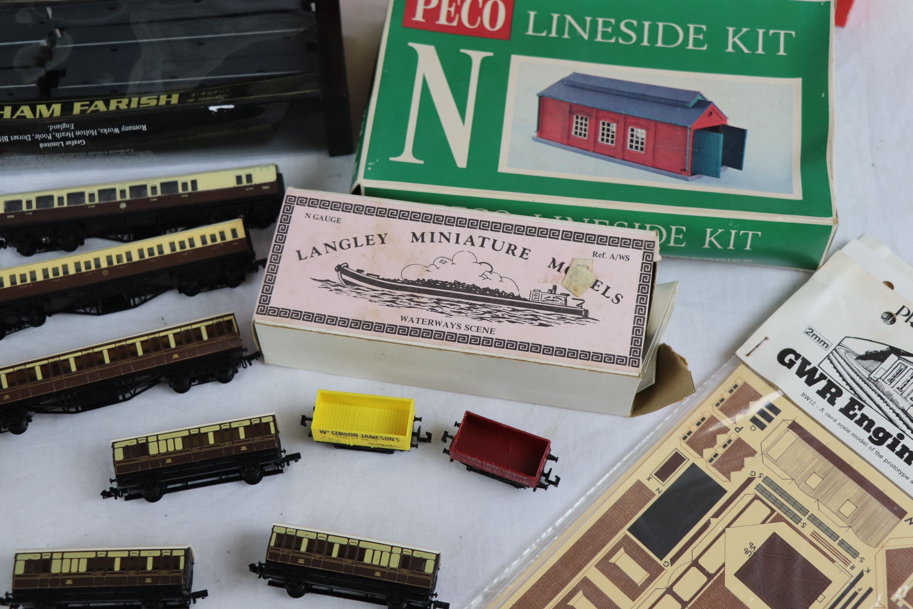Collection of N gauge model railway accessories to include 6 x boxed