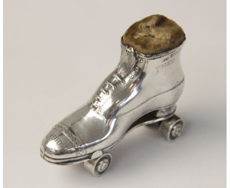 An Edwardian novelty silver mounted pin cushion, Crisford &amp; Norris, Birmingham 1909, in the form of a roller skate, 7cm l