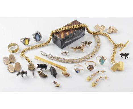 A selection of jewellery and accessories, to include a 9ct gold bracelet charm in the form of a dachshund with ruby set eyes,