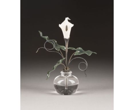 VASE MIT CALLA-ZWEIG    Im Stil von Fabergé, 20. Jh.   Silber, Halbedelsteine. H. 21,5 cm. Garantiemarke (undeutlich). Natura