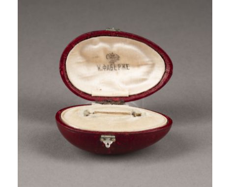 EIFÖRMIGES FABERGÉ-SCHMUCK-ETUI    Russland, Karl Fabergé, um 1900   Rotes Leder, innen Samt und Seide. L. 6,5 cm. Im Deckel 