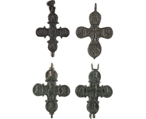 ZWEI BYZANTINISCHE ENKOLPIA MIT CHRISTUS UND DER GOTTESMUTTER UND BRUSTKREUZ MIT DER KREUZIGUNG    Byzanz, 8.-12. Jh. / Russl