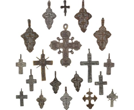 SAMMLUNG VON 19 KREUZ-ANHÄNGERN    Russland, 17.-19. Jh.   Bronze, teils reliefiert gegossen. H. 2,7-7,6 cm. Zwei Anhänger mi