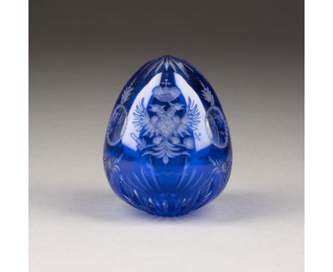 GLASEI MIT DOPPELADLER    Russland, St. Petersburg, Fabergé, um 2000   Farbloses, blau überfangenes Glas mit Schliffdekor. H.