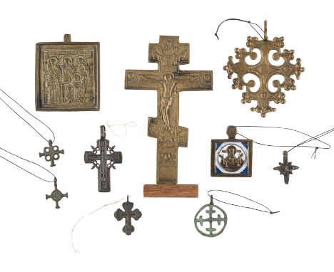 SAMMLUNG VON ACHT BRONZE-KREUZEN UND ZWEI BRONZE-IKONEN    Russland, 11.-19. Jh.   Bronze, reliefiert gegossen und teils mehr