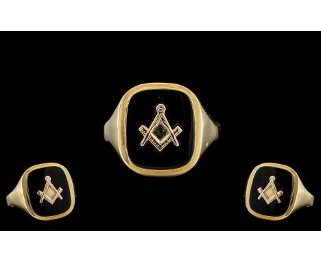 Gents 9ct Gold Masonic Ring. Fully Hallmarked for 9.375. Ring Size R - S. Weight 3.9 grams. Excellent Condition In All Aspect