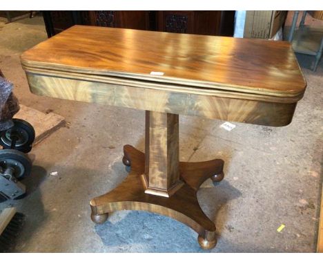 A William IV mahogany swivel top tea table with reeded edge on pedestal base with ball feet (75cm x 91cm x 45cm)