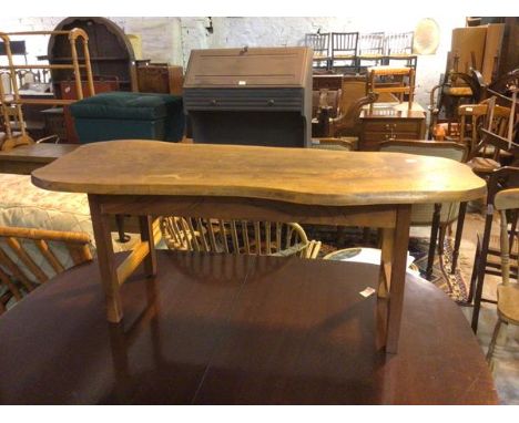 A rustic style bench or low table, on straight supports united by stretchers (43cm x 97cm x 38cm)