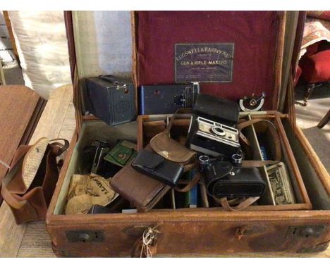 A collection of vintage cameras including a Kodak Instamatic 204, a no.2 folding autographic brownie, a Kodak no.2 brownie, a