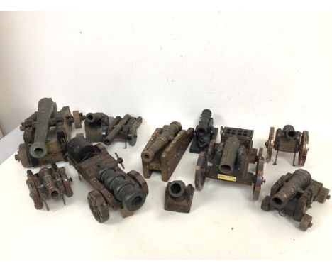 A group of model canons on mounts, some carriages with wheels (largest: 13cm x 38cm x 18cm) (11)