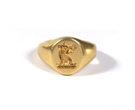 18ct yellow gold gentlemans signet ring with griffin intaglio, size G, 9g approx overall