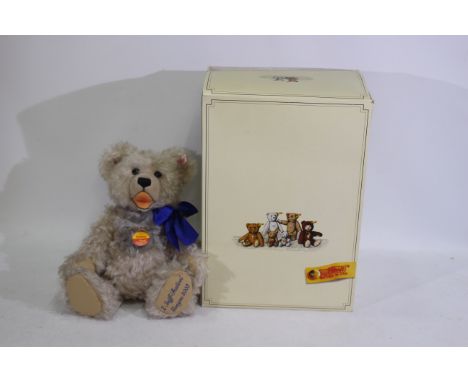 Steiff - A boxed #655685 mohair bear - The bear named 'Daddey' has plastic eyes, metal joints, stitched nose and mouth. Bear 