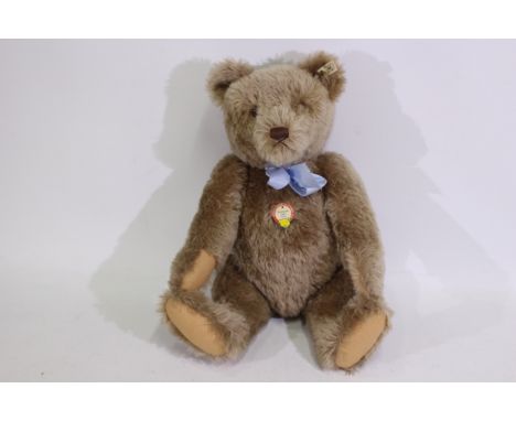 Steiff - A limited edition boxed #408427 mohair Steiff bear - Bear has plastic eyes, up-stitched nose, stitched mouth and paw