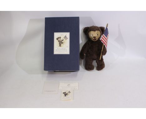 R. John Wright - A boxed limited edition R. John Wright brown mohair bear - The 'Clifford Berryman Bear' has plastic nose and