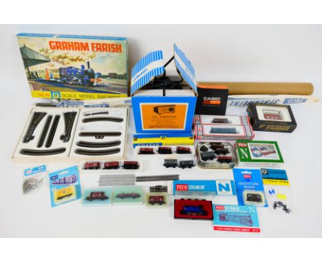 Graham Farish - Peco - Lima - HandM - Other - A collection of boxed and unboxed N gauge model railway equipment that contains