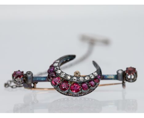 Nadel mit 13 Rubinen, zusammen ca. 1,8 ct und 13 Altschliff-Diamanten, zusammen ca. 0,25 ct, um 1900.Silber und oxidiertes Go