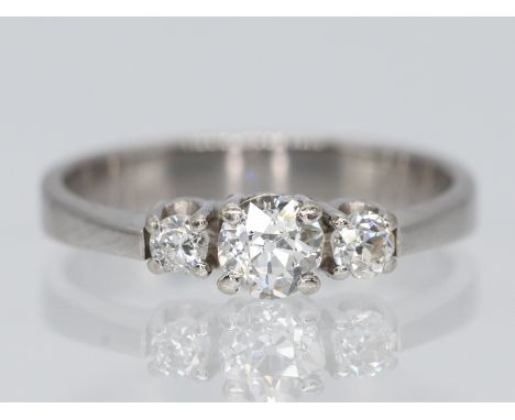 Ring mit 3 Altschliff-Diamanten, zusammen ca. 0,65 ct, 70- er Jahre.590/- Weißgold. Gesamtgewicht ca. 3 g. Mittig drei nebene