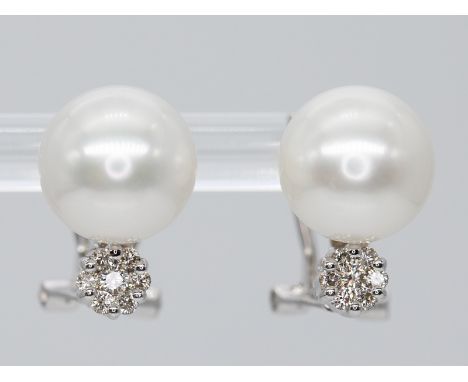 Paar Ohrclips mit Akoya-Perlen und 14 kleinen Brillanten, zusammen ca. 0,20 ct, 21. Jh.585/- Weißgold. Gesamtgewicht ca. 6,4 