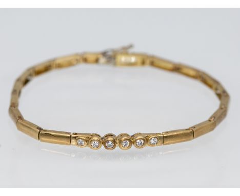Gliederarmband mit 6 Brillanten, zusammen ca. 0,15 ct, 80-er Jahre.750/- Gelbgold. Gesamtgewicht ca. 9,2 g. Rechteckige, bewe