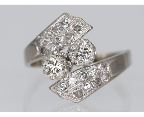 Ring mit 2 Brillanten, zusammen ca. 0,60 ct und 18 Diamanten, zusammen ca. 0,35 ct, 70- er Jahre.750/- Weißgold. Gesamtgewich