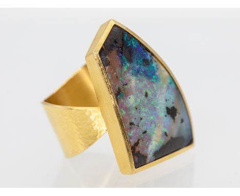 Avantgardistischer Ring mit Boulder-Opal, Goldschmiede Reinhard Salcher, Meran 2009.750/- Gelbgold. Gesamtgewicht ca. 25,5 g.