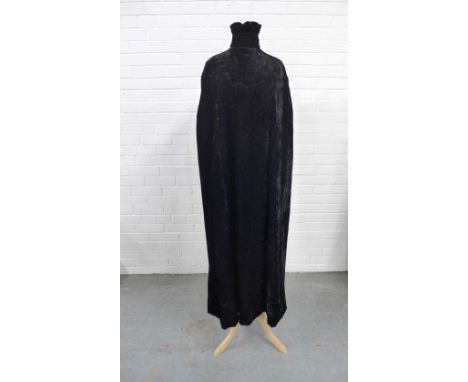 Vintage black velvet cape with ruffled collar and viscose lining 