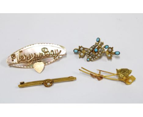 Vintage brooches to include a flower head brooch stamped 18k and three other unmarked brooches (4) 