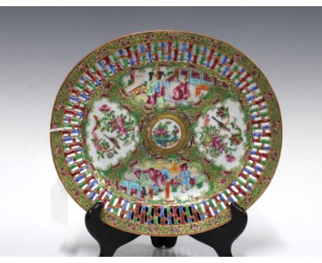 Chinese famille rose oval plate with a reticulated rim and with handpainted panels of figures and birds, 25cm