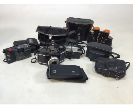 A collection of analog cameras and cases to include Olympus, Coronet, two Kodak instamatic camera and a Kodak Tele Extra. Plu