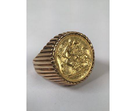 An Edwardian half sovereign set ring in a 9ct gold mount. 12.5g Size R.