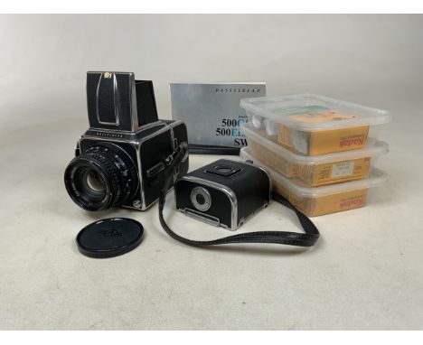 A Hasselblad 500c/m medium format camera with a Carl Zeiss f=80mm, 1:2,8. Plus two camera backs, instruction manual for 500c/