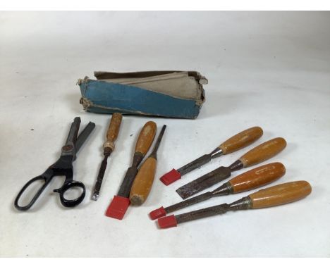 A set of six Foot Print chisels together with a pair of vintage pinking shears