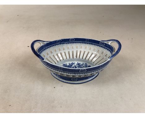 A Copeland/Worcester style pierced work blue and white two handled basket dish W:24cm x D:14.5cm x H:11.5cm