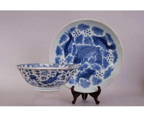 Large Chinese blue and white plate painted with four fish swimming amongst reeds and aquatic plants, Kangxi, 29cm diam; toget