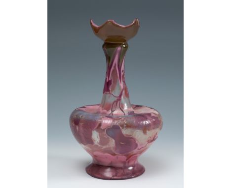 ÉMILE GALLÉ (Nancy, France, 1846 - 1904).Art Nouveau soliflore vase, ca. 1900.Cameo glass.Signed on one side.Measurements: 20