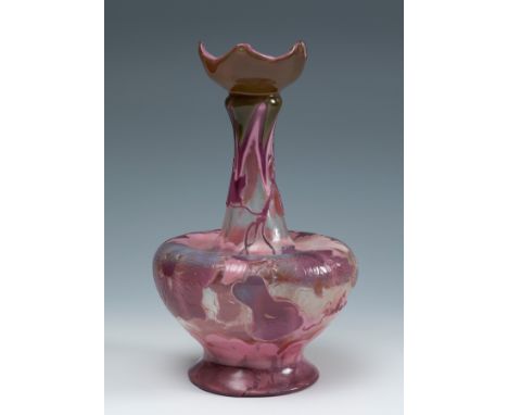 ÉMILE GALLÉ (Nancy, France, 1846 - 1904).Art Nouveau soliflore vase, ca. 1900.Cameo glass.Signed on one side.Measurements: 20