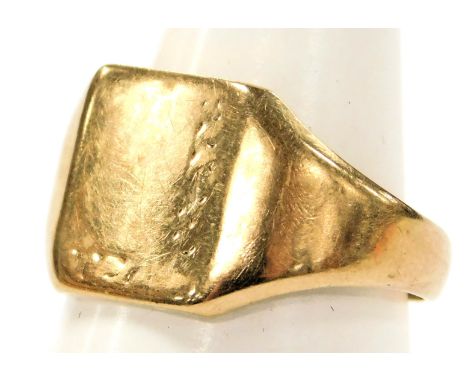 A 9ct gold signet ring, size K/L, 3.7g.